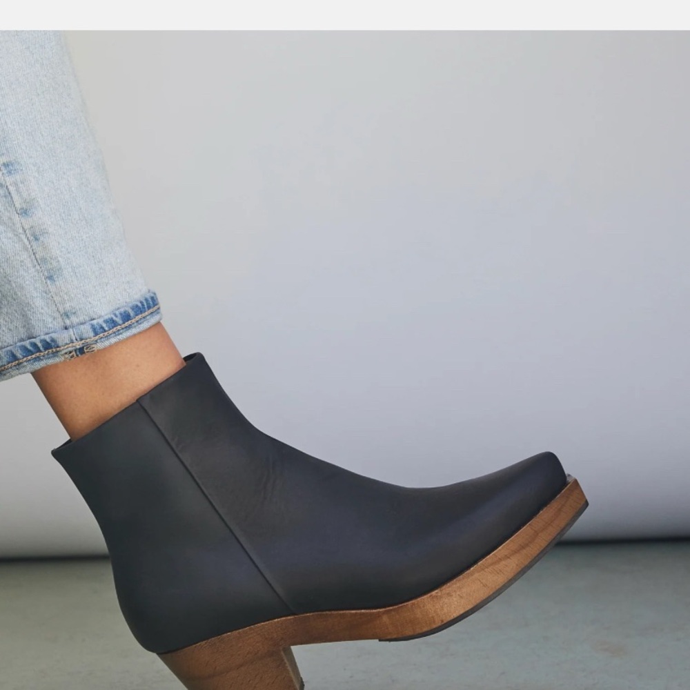 Coclico Black Leather Ankle Boots with shearling inside. 40/ 9.5 Like new - Picture 9 of 12
